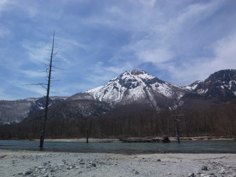 大正池の前にそびえ立つ焼岳