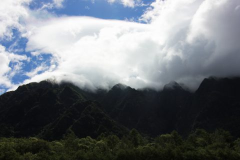 雲のかかった霞沢岳