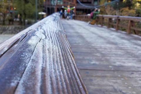 河童橋の欄干に降りた霜