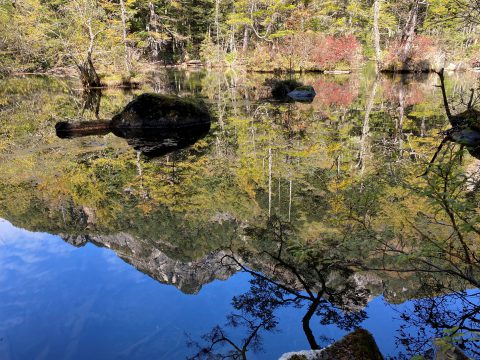 ガイドおすすめ黄葉の季節、パワースポット明神池の水鏡