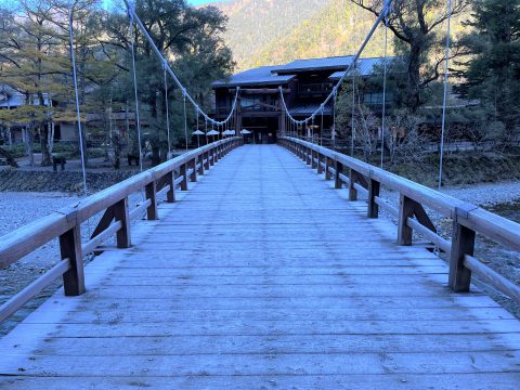 朝の冷え込みで霜が降りた上高地の河童橋