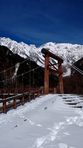 雪の河童橋と穂高連峰