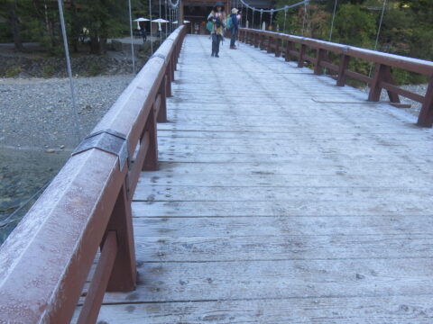 上高地・河童橋の霜