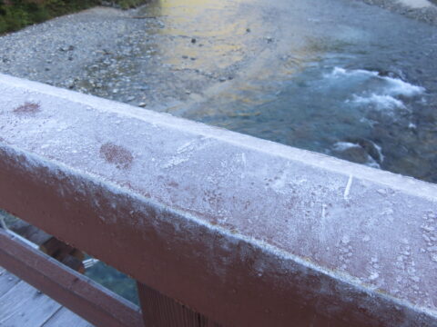 上高地・河童橋欄干の霜