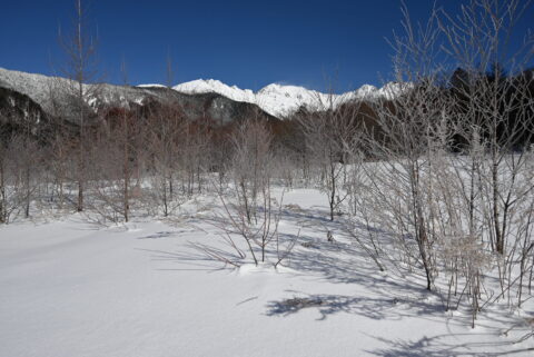 冬の上高地・樹霜と雪景色の穂高連峰