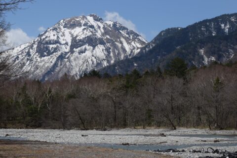 小梨平キャンプ場から見た焼岳(4月19日)
