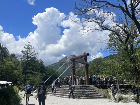 河童橋と焼岳と入道雲(8月5日)