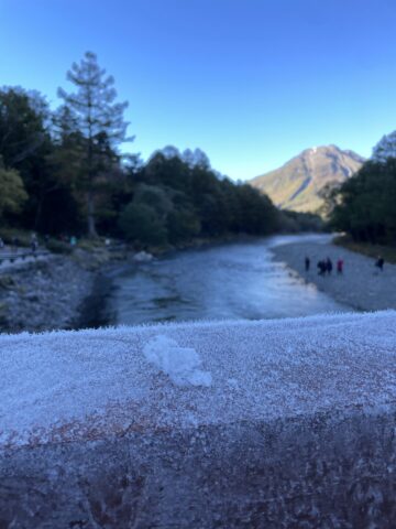 河童橋の霜と焼岳(10月18日)