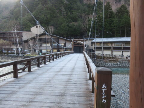 4月の上高地・河童橋の霜