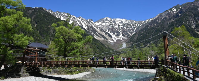上高地・河童橋と梓川