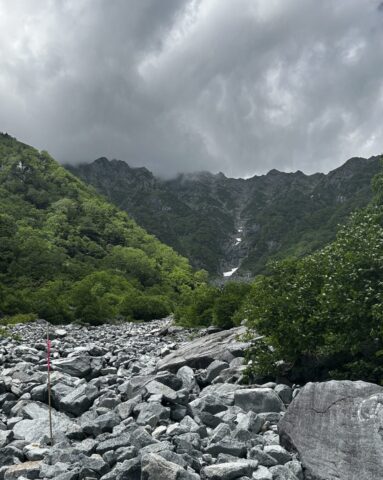 岳沢越しに見る穂高連峰の稜線