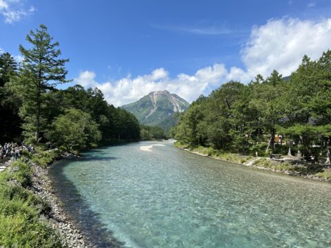 河童橋から眺める焼岳と梓川