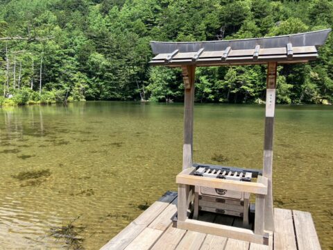 上高地　穂高神社の明神池