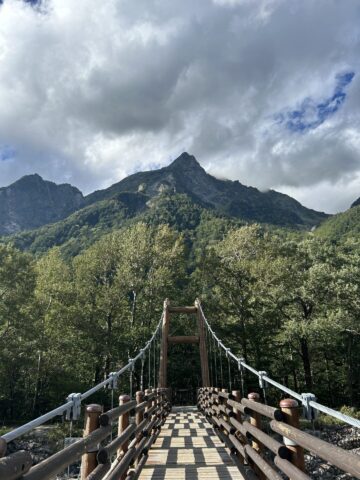 明神橋と明神岳