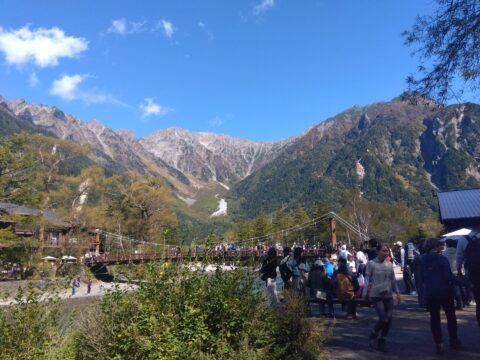 上高地。河童橋から見た穂高連峰の紅葉