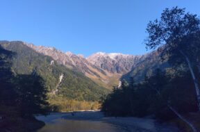 【上高地に秋の訪れ】初霜＆初冠雪、紅葉・黄葉は2分ほど