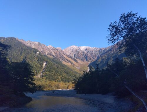 【上高地に秋の訪れ】初霜＆初冠雪、紅葉・黄葉は2分ほど