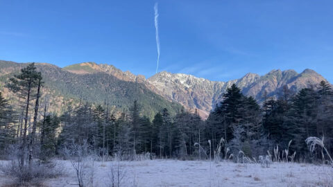 上高地・田代湿原の樹霜と穂高連峰