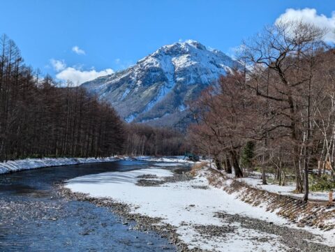 冬の上高地から見た梓川と焼岳