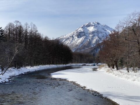 冬の上高地・梓川と焼岳