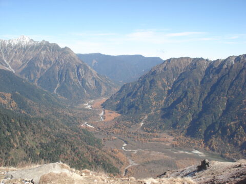 鳥瞰・焼岳から上高地を見下ろす