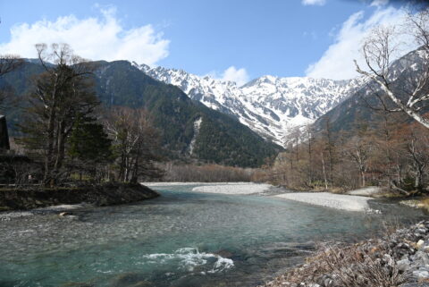 上高地・河童橋から冠雪の穂高連峰