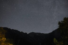 夏休みの上高地、宿泊者だけが見られる夕焼けと星空