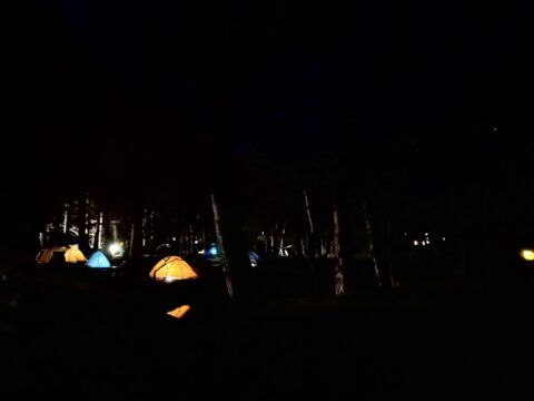 上高地・夏休みシーズンの小梨平キャンプ場の夜