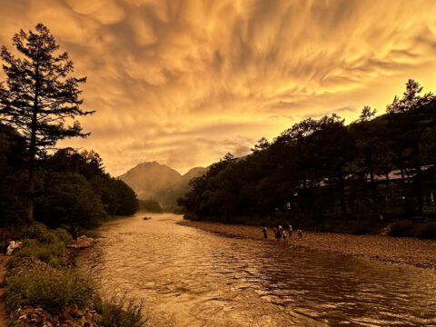 夏の上高地 夕焼けの梓川と焼岳