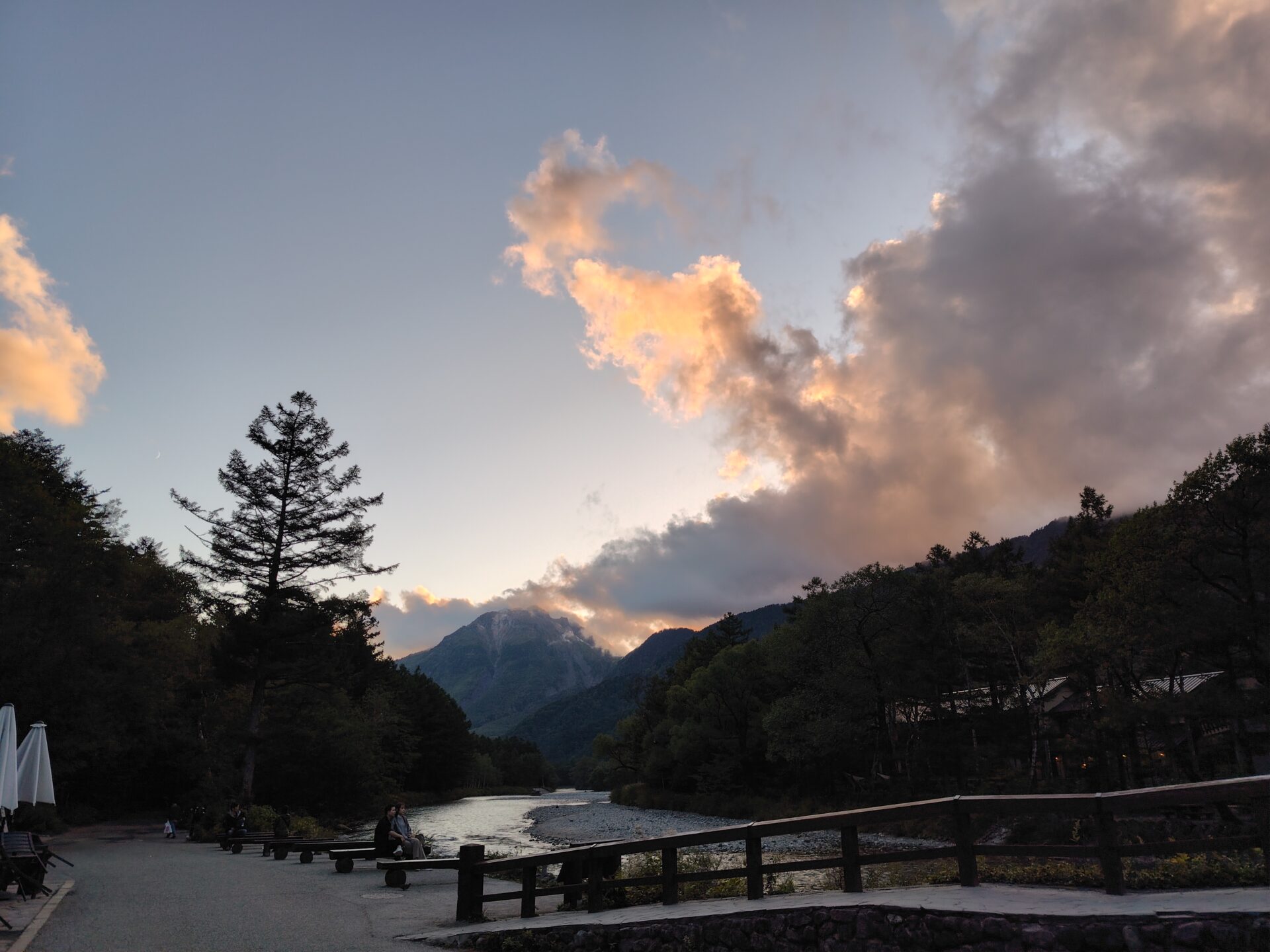 上高地・夕方の焼岳と梓川