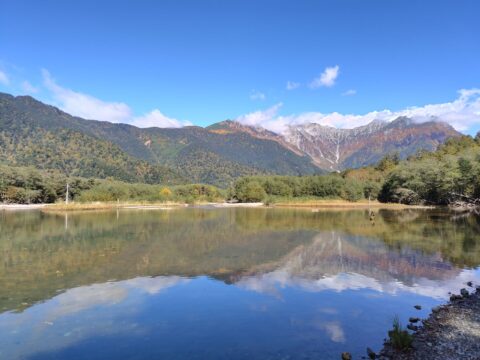 上高地・黄葉シーズンの大正池と穂高連峰