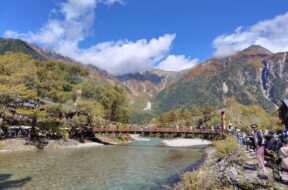 【長野県・上高地の紅葉2025】カエデが間もなく見頃です