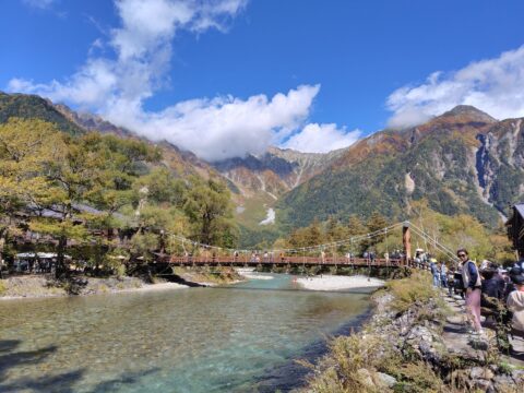 長野県上高地・紅葉黄葉が始まった穂高連峰と河童橋