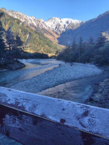 上高地・河童橋の霜と穂高連峰