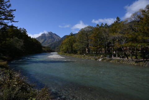 河童橋から望む焼岳と梓川