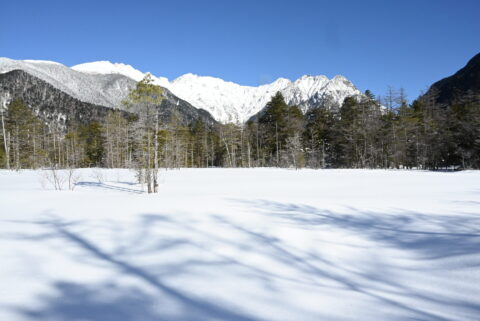 1月の上高地・田代湿原と冠雪の穂高連峰