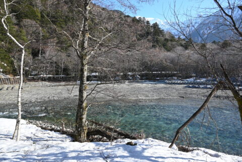 4月の上高地・遊歩道に雪が残る