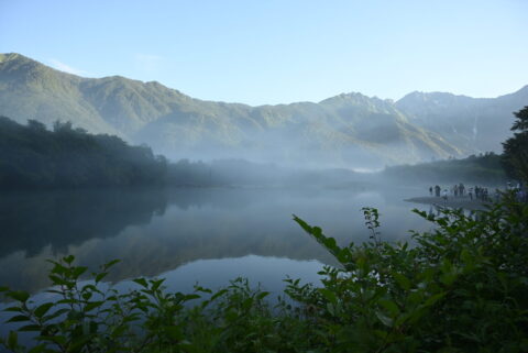 8月の上高地・大正池の朝もやと穂高連峰