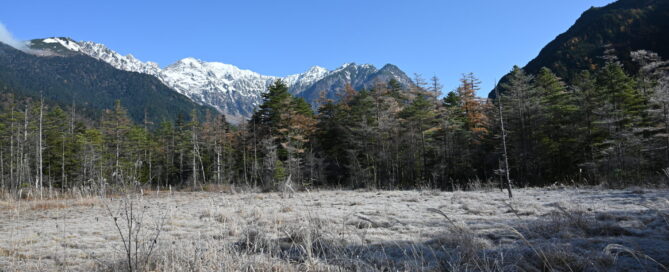 11月の上高地・穂高連峰と田代湿原の霜