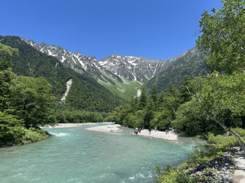 新緑に覆われた穂高連峰