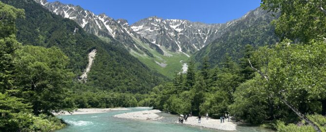 新緑に覆われた穂高連峰