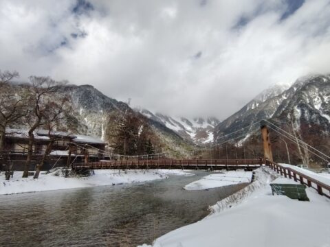 冬の上高地・河童橋と穂高連峰
