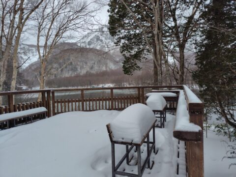冬の上高地・ベンチに積もった雪