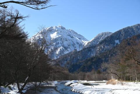 冬の上高地・焼岳の水蒸気
