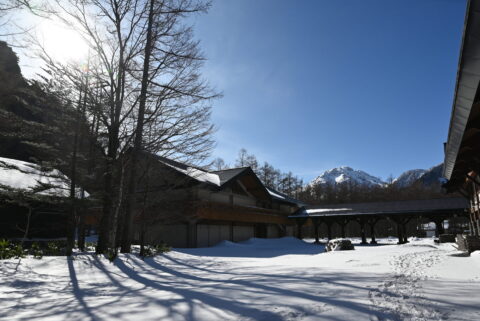 冬の上高地バスターミナル