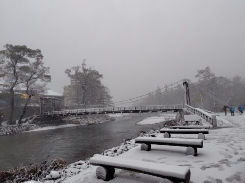 上高地・河童橋と11月の雪景色