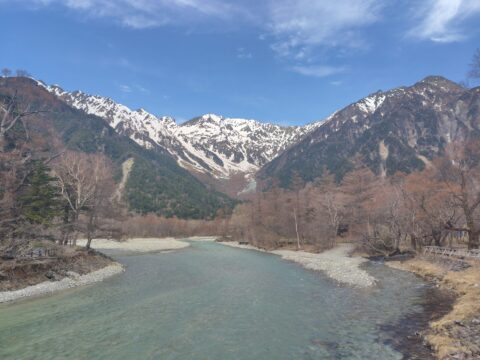 4月の上高地・冠雪の穂高連峰と梓川