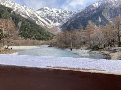 上高地・河童橋の霜と穂高連峰