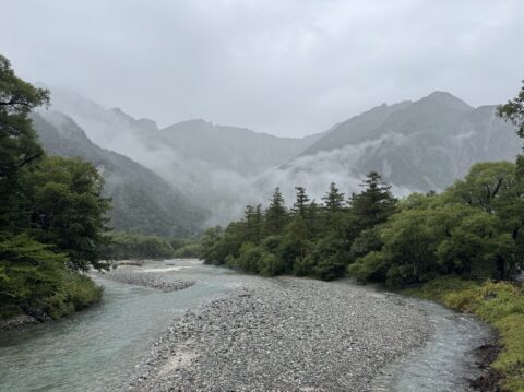 上高地　河童橋から撮影した雨の日の穂高連峰