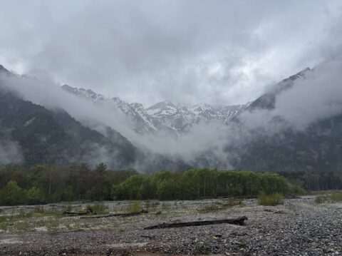 上高地 小梨平キャンプ場で撮影した雨の日のもやの景色